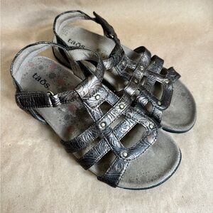 Taos Footwear Bronze Floral Leather T Strap Comfort Sandals. Size EU 37/US 6